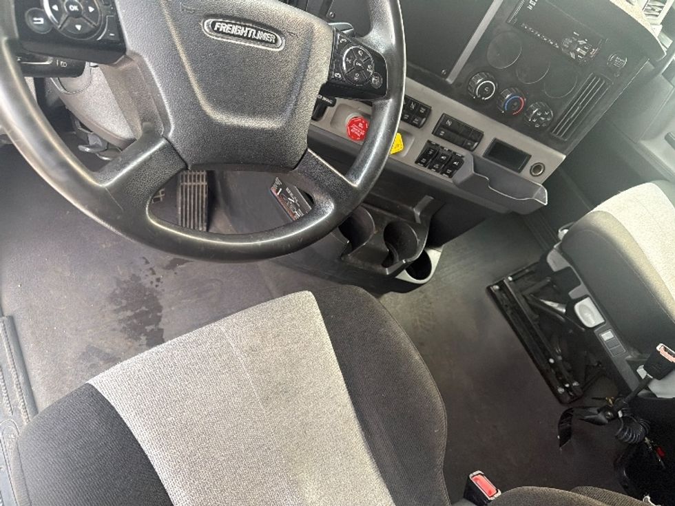 Sleeper Tractor-Heavy Duty Tractors-Freightliner-2020-T12664ST-Caldwell-ID-737,294\n\t\tmiles-$ 47,750 - Image 10