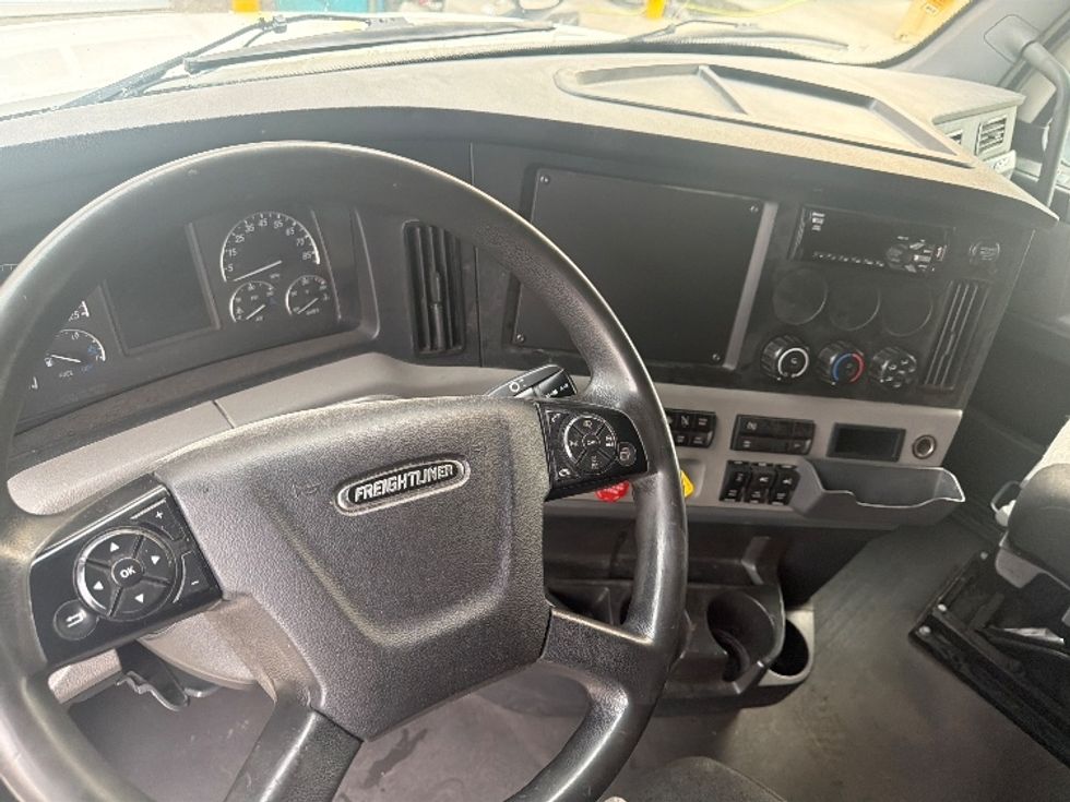 Sleeper Tractor-Heavy Duty Tractors-Freightliner-2020-T12664ST-Caldwell-ID-737,294\n\t\tmiles-$ 47,750 - Image 11