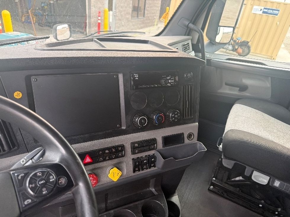 Sleeper Tractor-Heavy Duty Tractors-Freightliner-2020-T12664ST-Caldwell-ID-737,294\n\t\tmiles-$ 47,750 - Image 12