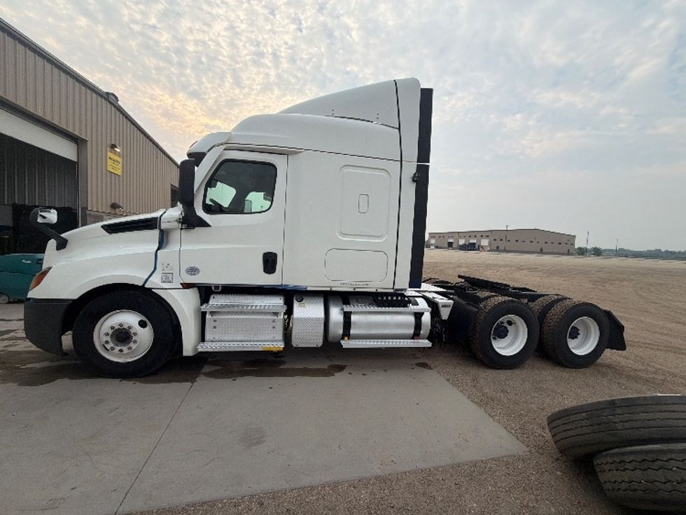 Sleeper Tractor-Heavy Duty Tractors-Freightliner-2020-T12664ST-Caldwell-ID-737,294\n\t\tmiles-$ 47,750 - Image 4