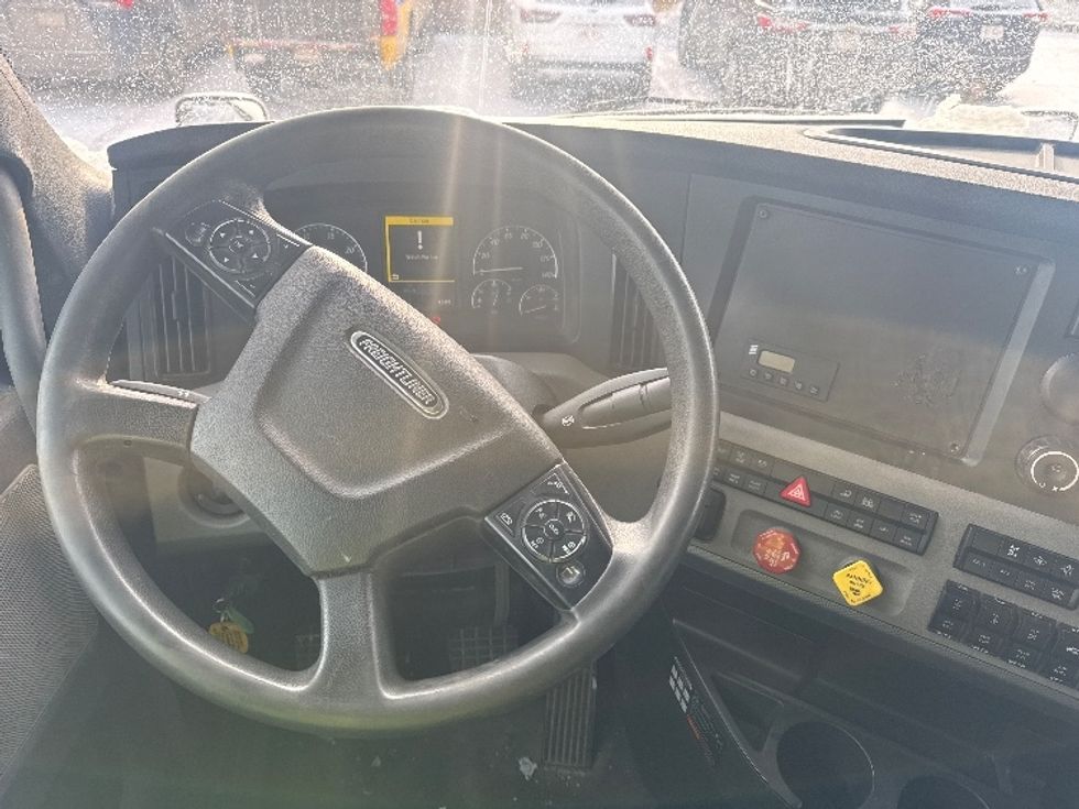 Sleeper Tractor-Heavy Duty Tractors-Freightliner-2020-T12664ST-Calgary-AB-691,490\n\t\tkm-$ 82,000 - Image 10