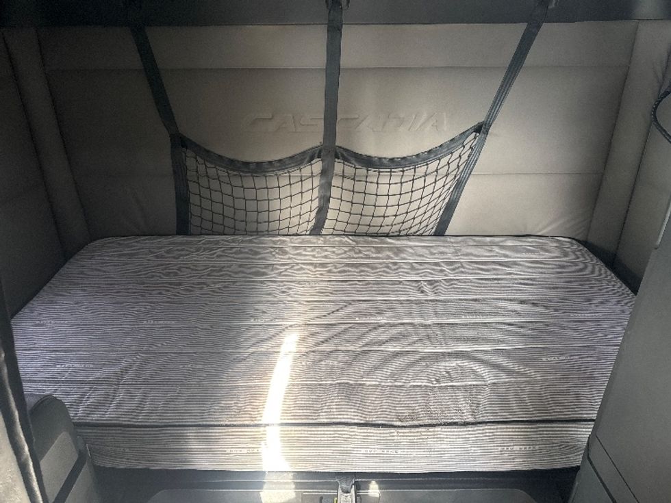 Sleeper Tractor-Heavy Duty Tractors-Freightliner-2020-T12664ST-Calgary-AB-691,490\n\t\tkm-$ 82,000 - Image 15