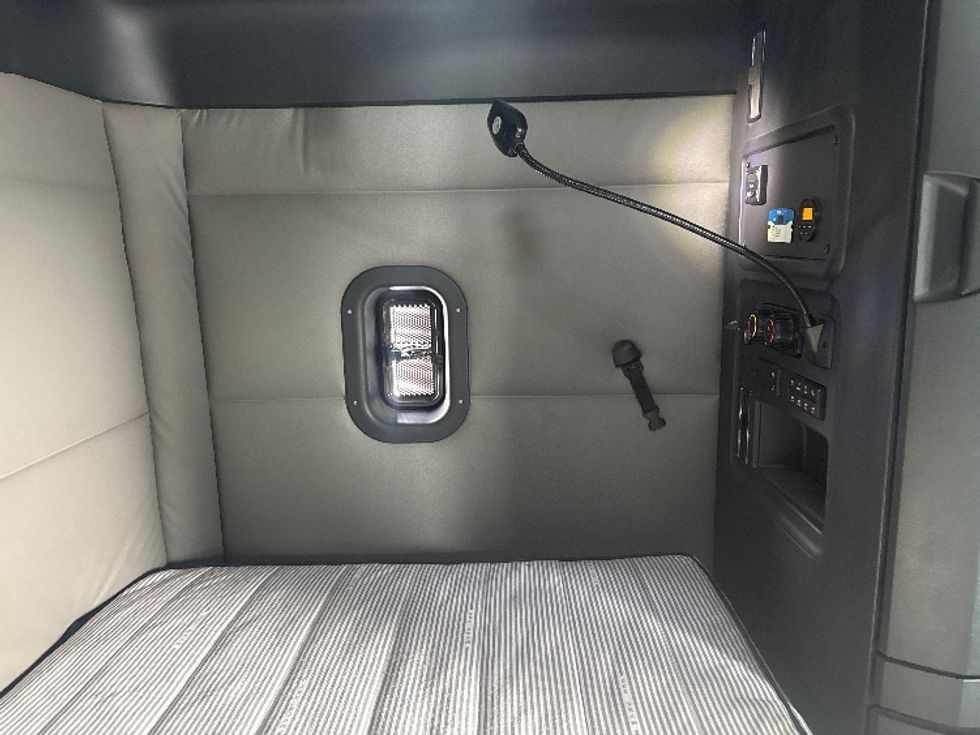 Sleeper Tractor-Heavy Duty Tractors-Freightliner-2020-T12664ST-Calgary-AB-691,490\n\t\tkm-$ 82,000 - Image 17