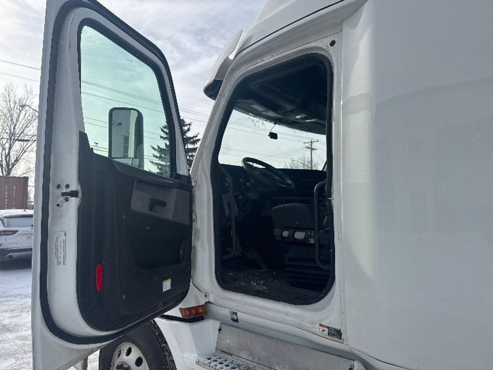 Sleeper Tractor-Heavy Duty Tractors-Freightliner-2020-T12664ST-Calgary-AB-691,490\n\t\tkm-$ 82,000 - Image 9