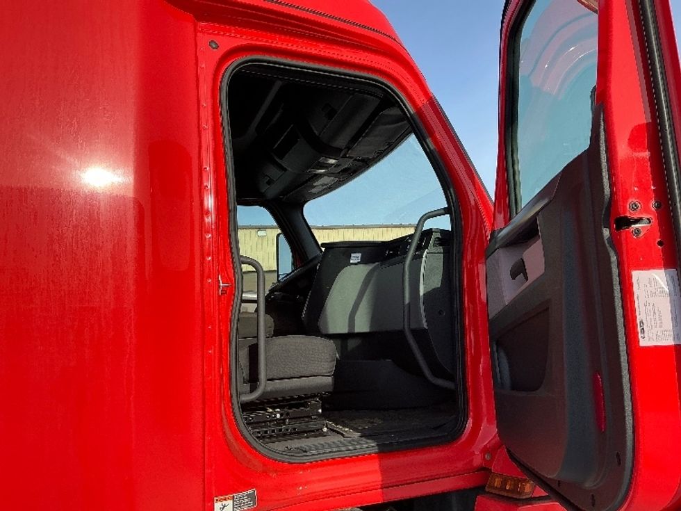 Sleeper Tractor-Heavy Duty Tractors-Freightliner-2020-T12664ST-Calgary-AB-863,944\n\t\tkm-$ 63,750 - Image 13