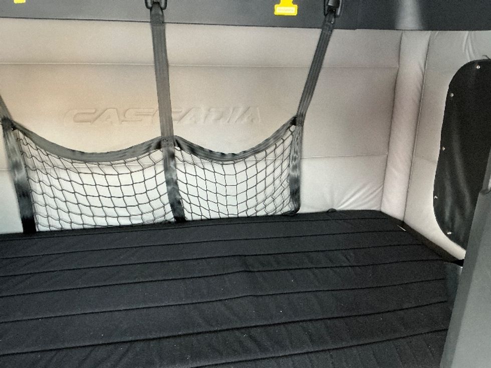 Sleeper Tractor-Heavy Duty Tractors-Freightliner-2020-T12664ST-Calgary-AB-863,944\n\t\tkm-$ 63,750 - Image 17