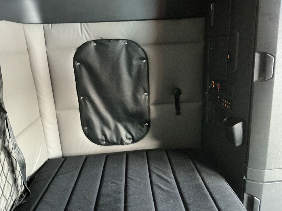 Sleeper Tractor-Heavy Duty Tractors-Freightliner-2020-T12664ST-Calgary-AB-863,944\n\t\tkm-$ 63,750 - Image 18