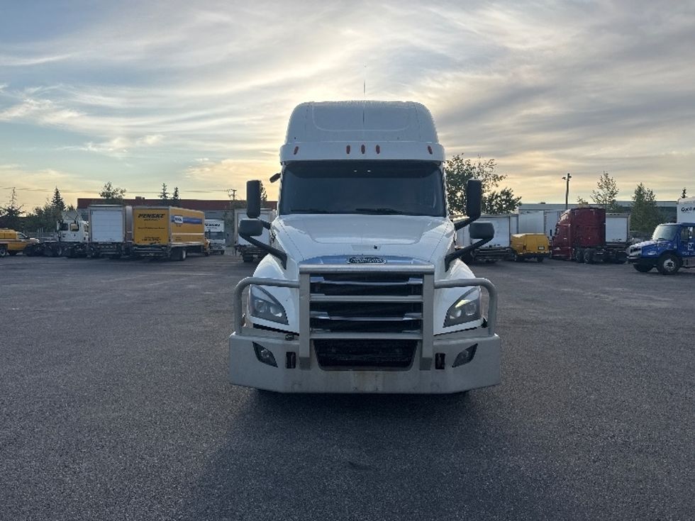 2020 Freightliner Cascadia 126" Sleeper Cab photo 2