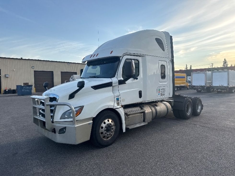 2020 Freightliner Cascadia 126" Sleeper Cab photo 3