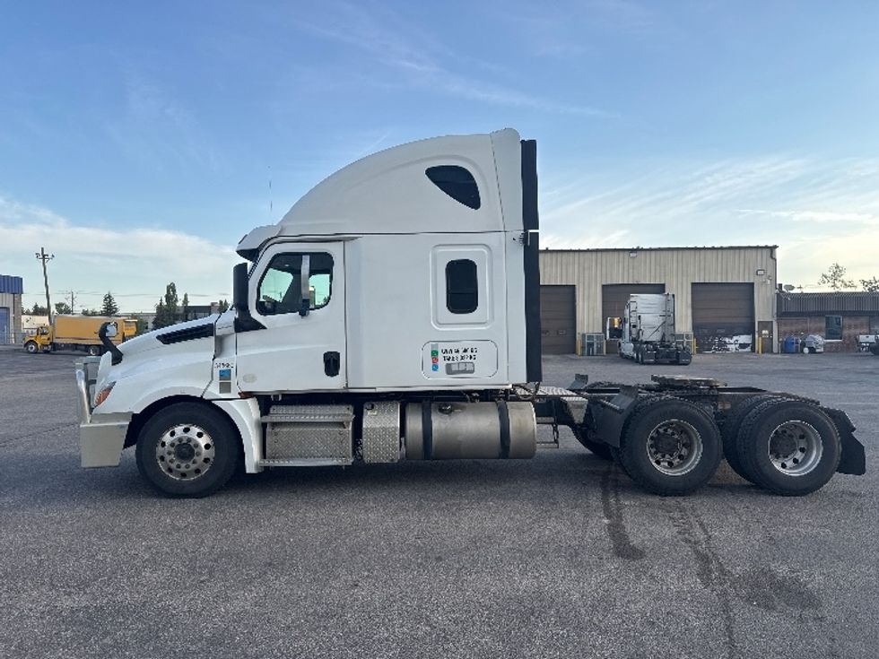 2020 Freightliner Cascadia 126" Sleeper Cab photo 4