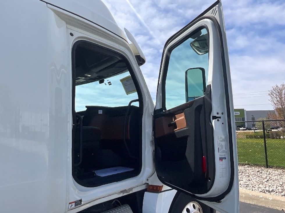 Sleeper Tractor-Heavy Duty Tractors-Freightliner-2020-T12664ST-Cambridge-ON-513,205\n\t\tkm-$ 91,500 - Image 13