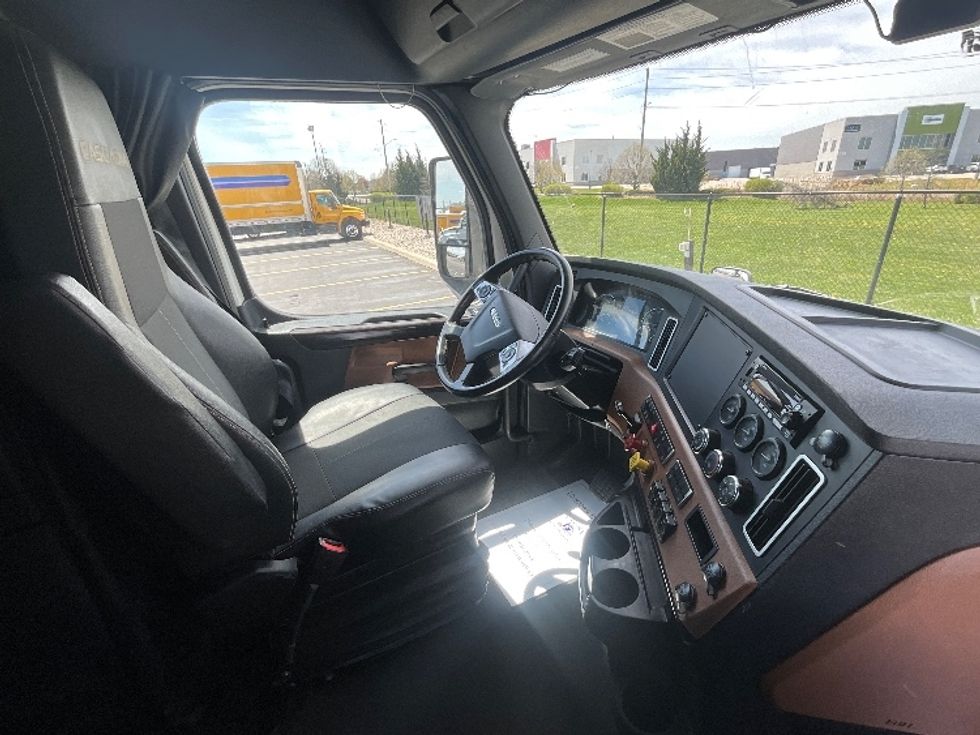 Sleeper Tractor-Heavy Duty Tractors-Freightliner-2020-T12664ST-Cambridge-ON-513,205\n\t\tkm-$ 91,500 - Image 15