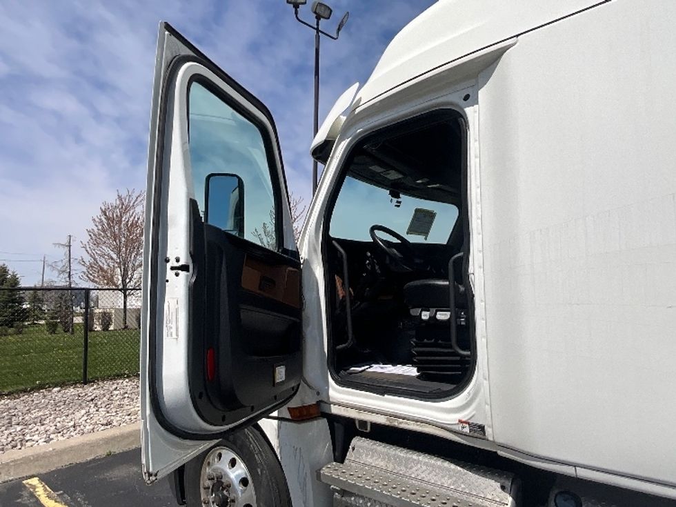 Sleeper Tractor-Heavy Duty Tractors-Freightliner-2020-T12664ST-Cambridge-ON-513,205\n\t\tkm-$ 91,500 - Image 9