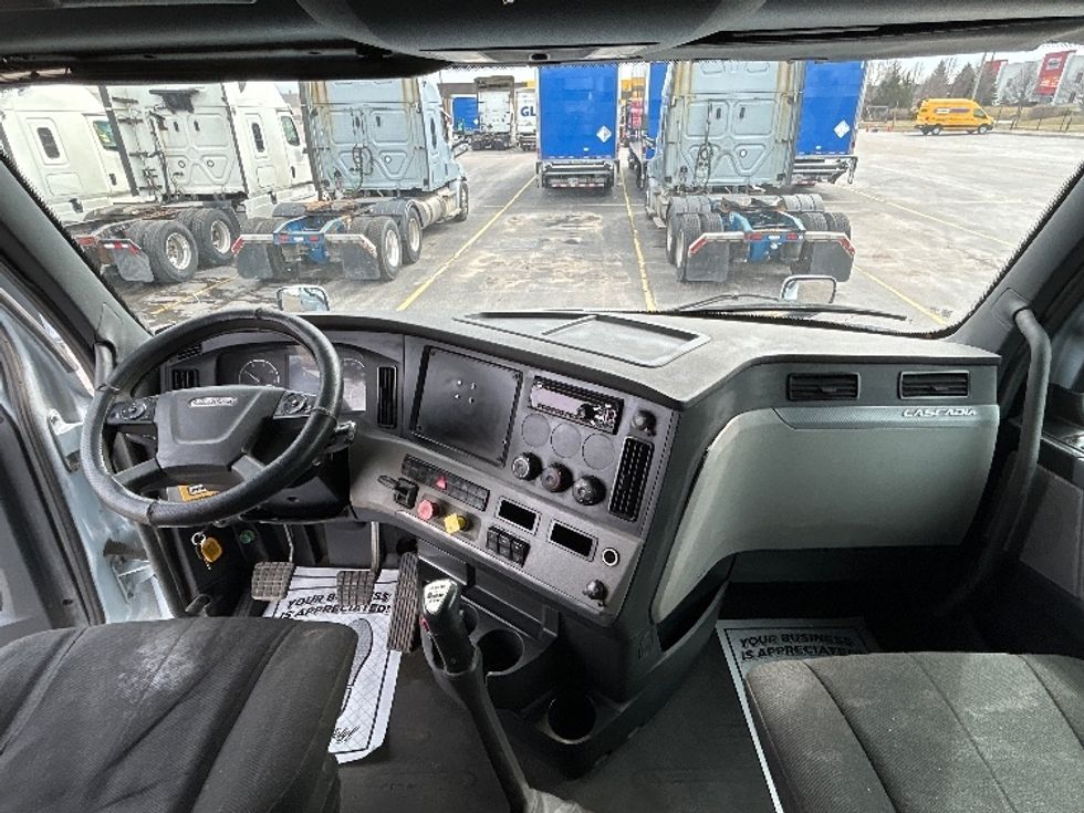 Sleeper Tractor-Heavy Duty Tractors-Freightliner-2020-T12664ST-Cambridge-ON-691,339\n\t\tkm-$ 73,750 - Image 12