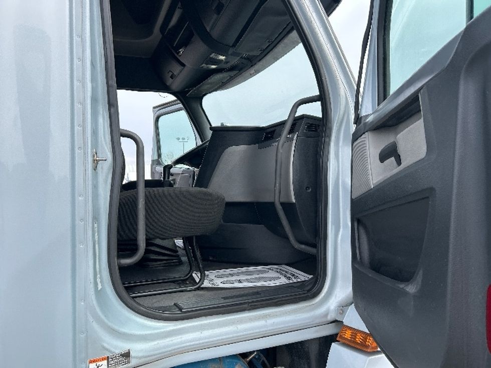 Sleeper Tractor-Heavy Duty Tractors-Freightliner-2020-T12664ST-Cambridge-ON-691,339\n\t\tkm-$ 73,750 - Image 13