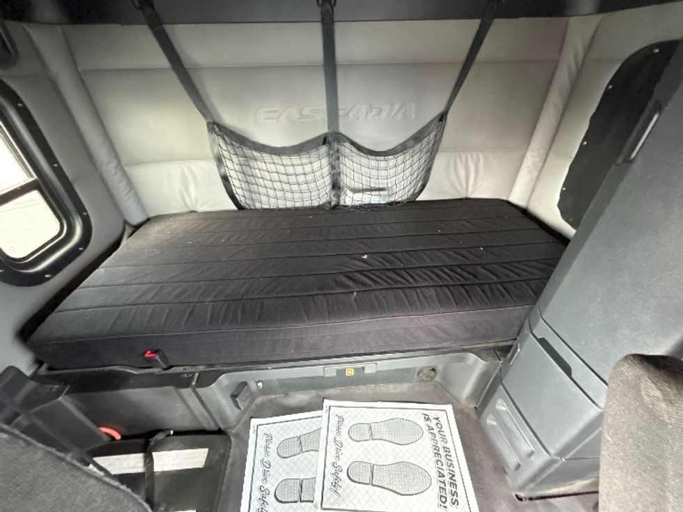 Sleeper Tractor-Heavy Duty Tractors-Freightliner-2020-T12664ST-Cambridge-ON-691,339\n\t\tkm-$ 73,750 - Image 16