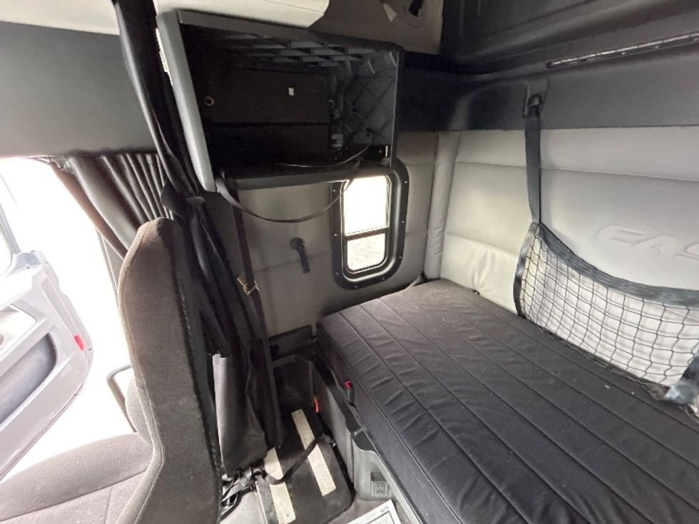 Sleeper Tractor-Heavy Duty Tractors-Freightliner-2020-T12664ST-Cambridge-ON-691,339\n\t\tkm-$ 73,750 - Image 19