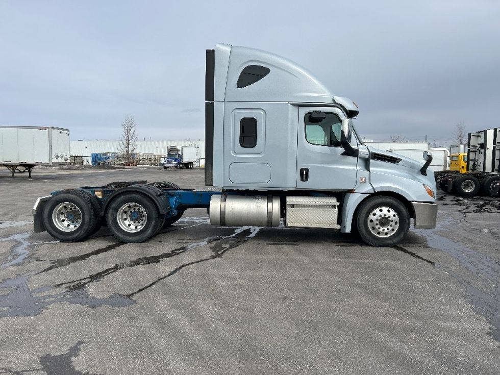 Sleeper Tractor-Heavy Duty Tractors-Freightliner-2020-T12664ST-Cambridge-ON-691,339\n\t\tkm-$ 73,750 - Image 8
