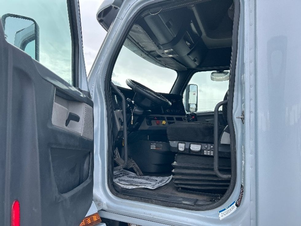 Sleeper Tractor-Heavy Duty Tractors-Freightliner-2020-T12664ST-Cambridge-ON-691,339\n\t\tkm-$ 73,750 - Image 9