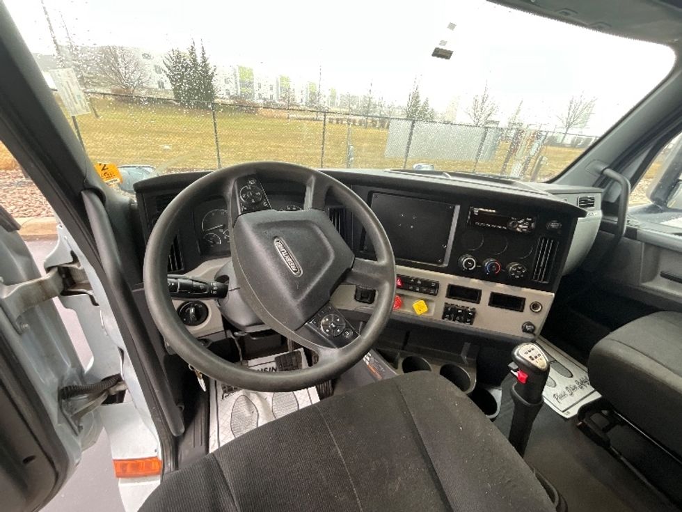Sleeper Tractor-Heavy Duty Tractors-Freightliner-2020-T12664ST-Cambridge-ON-711,552\n\t\tkm-$ 72,000 - Image 11