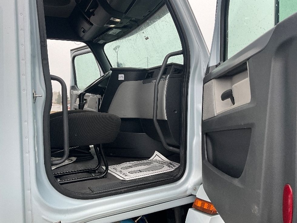 Sleeper Tractor-Heavy Duty Tractors-Freightliner-2020-T12664ST-Cambridge-ON-711,552\n\t\tkm-$ 72,000 - Image 13