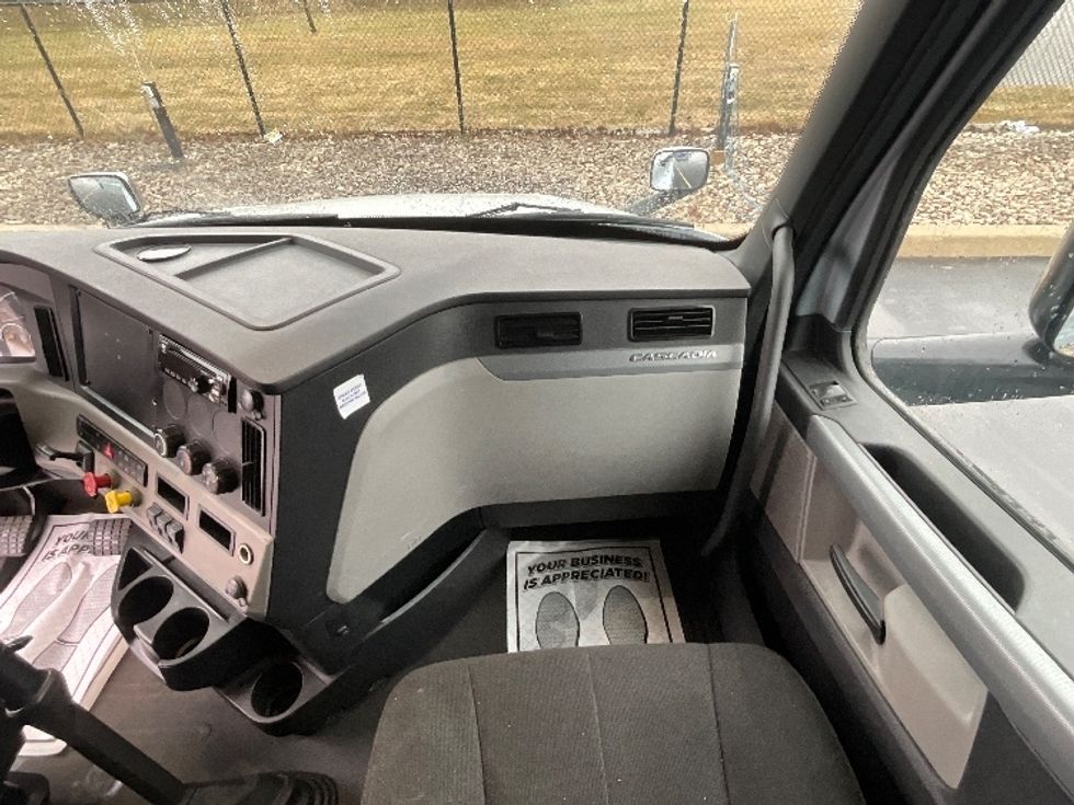 Sleeper Tractor-Heavy Duty Tractors-Freightliner-2020-T12664ST-Cambridge-ON-711,552\n\t\tkm-$ 72,000 - Image 14