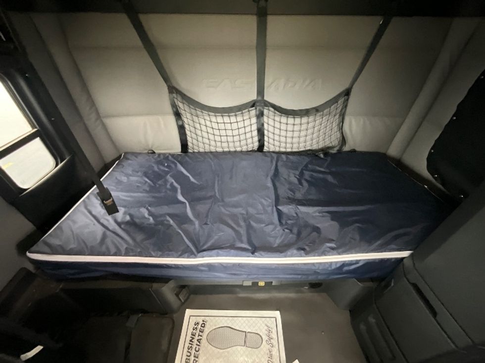 Sleeper Tractor-Heavy Duty Tractors-Freightliner-2020-T12664ST-Cambridge-ON-711,552\n\t\tkm-$ 72,000 - Image 16
