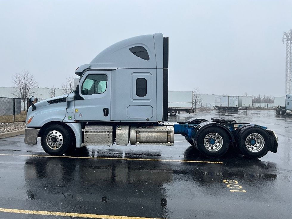 Sleeper Tractor-Heavy Duty Tractors-Freightliner-2020-T12664ST-Cambridge-ON-711,552\n\t\tkm-$ 72,000 - Image 4