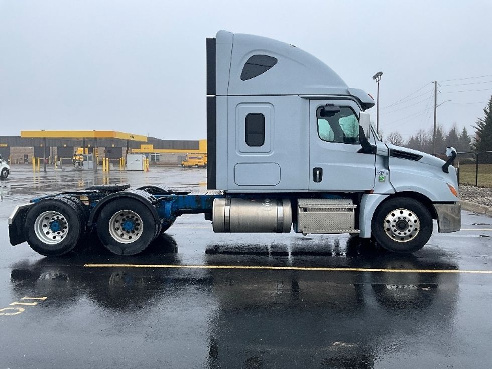 Sleeper Tractor-Heavy Duty Tractors-Freightliner-2020-T12664ST-Cambridge-ON-711,552\n\t\tkm-$ 72,000 - Image 8