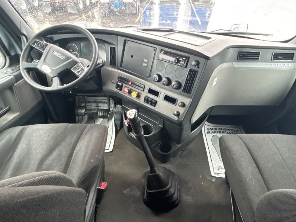 Sleeper Tractor-Heavy Duty Tractors-Freightliner-2020-T12664ST-Cambridge-ON-733,705\n\t\tkm-$ 70,250 - Image 12