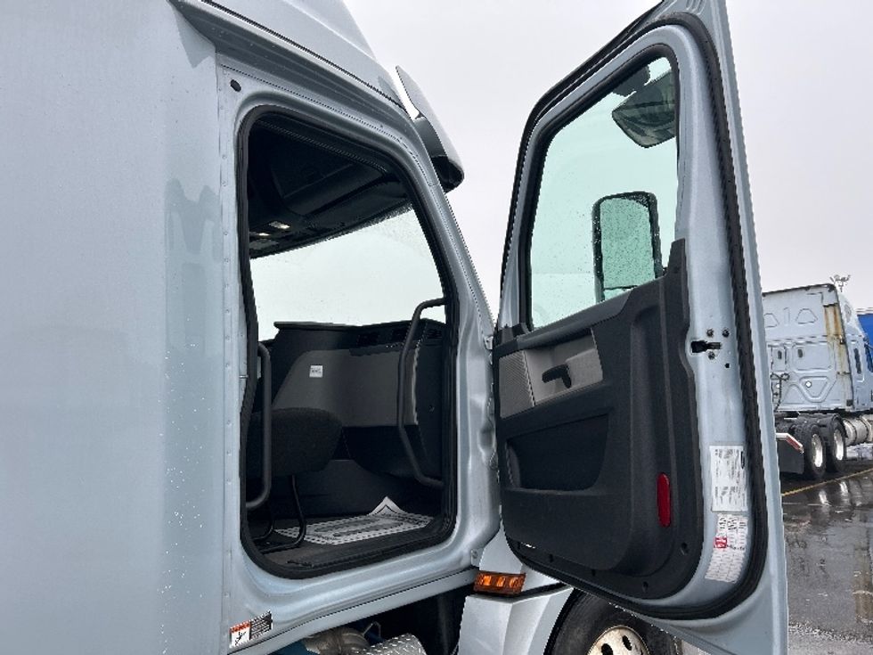 Sleeper Tractor-Heavy Duty Tractors-Freightliner-2020-T12664ST-Cambridge-ON-733,705\n\t\tkm-$ 70,250 - Image 13