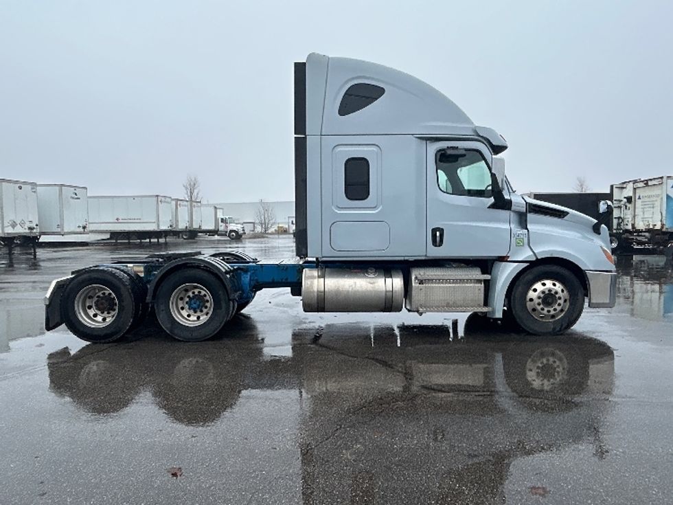 Sleeper Tractor-Heavy Duty Tractors-Freightliner-2020-T12664ST-Cambridge-ON-733,705\n\t\tkm-$ 70,250 - Image 8