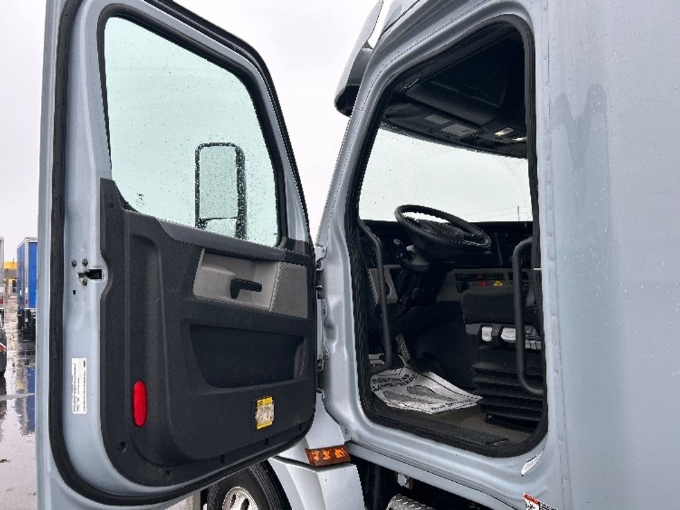 Sleeper Tractor-Heavy Duty Tractors-Freightliner-2020-T12664ST-Cambridge-ON-733,705\n\t\tkm-$ 70,250 - Image 9