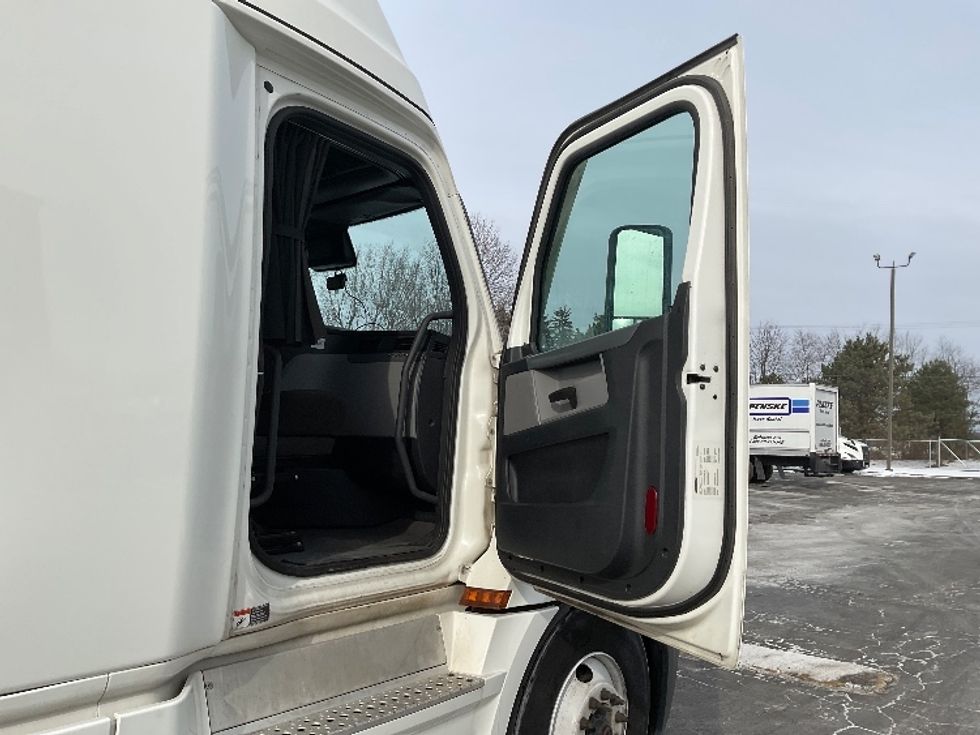 Sleeper Tractor-Heavy Duty Tractors-Freightliner-2020-T12664ST-Canton-OH-526,703\n\t\tmiles-$ 72,750 - Image 12