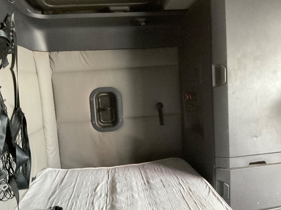 Sleeper Tractor-Heavy Duty Tractors-Freightliner-2020-T12664ST-Canton-OH-526,703\n\t\tmiles-$ 72,750 - Image 17