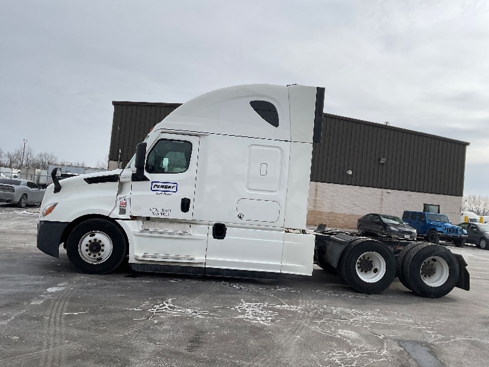 Sleeper Tractor-Heavy Duty Tractors-Freightliner-2020-T12664ST-Canton-OH-526,703\n\t\tmiles-$ 72,750 - Image 4