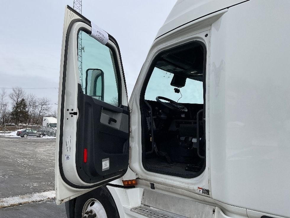 Sleeper Tractor-Heavy Duty Tractors-Freightliner-2020-T12664ST-Canton-OH-526,703\n\t\tmiles-$ 72,750 - Image 8