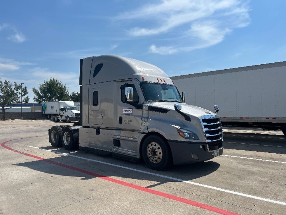 Sleeper Tractor-Heavy Duty Tractors-Freightliner-2020-T12664ST-Carrollton-TX-483,338\n\t\tmiles-$ 70,000 - Image 1