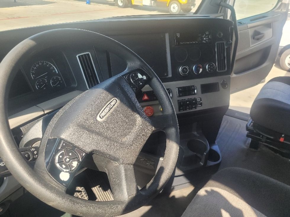 Sleeper Tractor-Heavy Duty Tractors-Freightliner-2020-T12664ST-Carrollton-TX-483,338\n\t\tmiles-$ 70,000 - Image 10