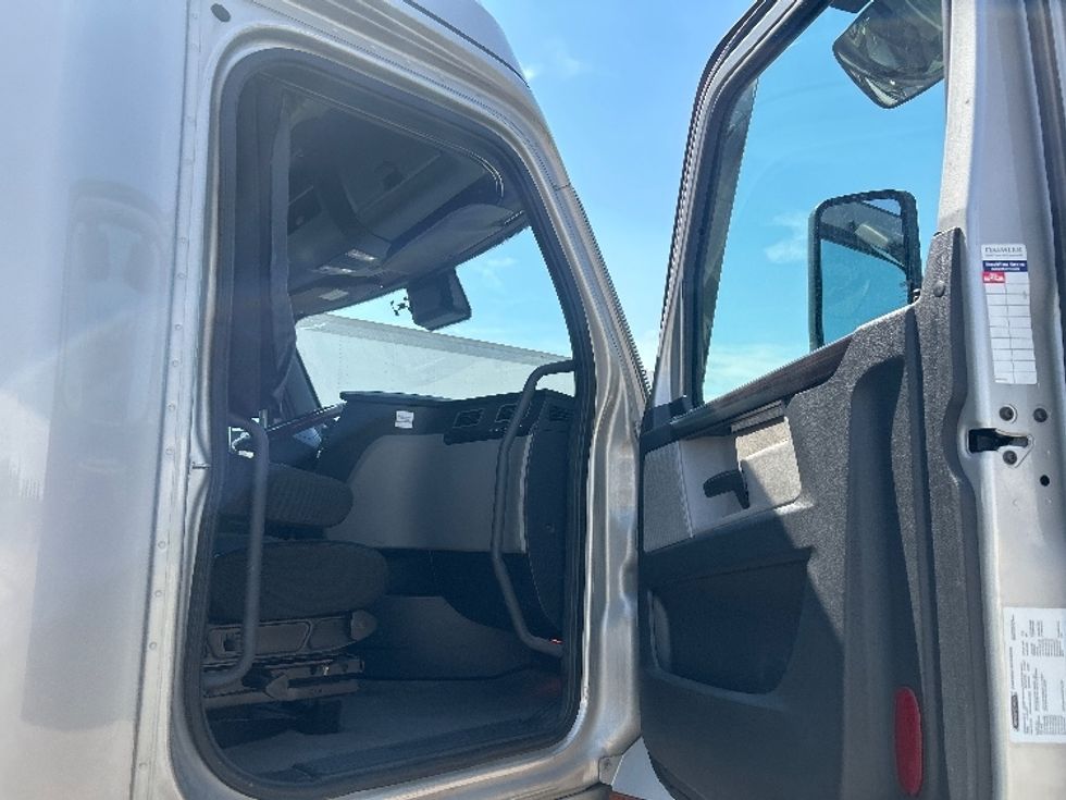 Sleeper Tractor-Heavy Duty Tractors-Freightliner-2020-T12664ST-Carrollton-TX-483,338\n\t\tmiles-$ 70,000 - Image 13