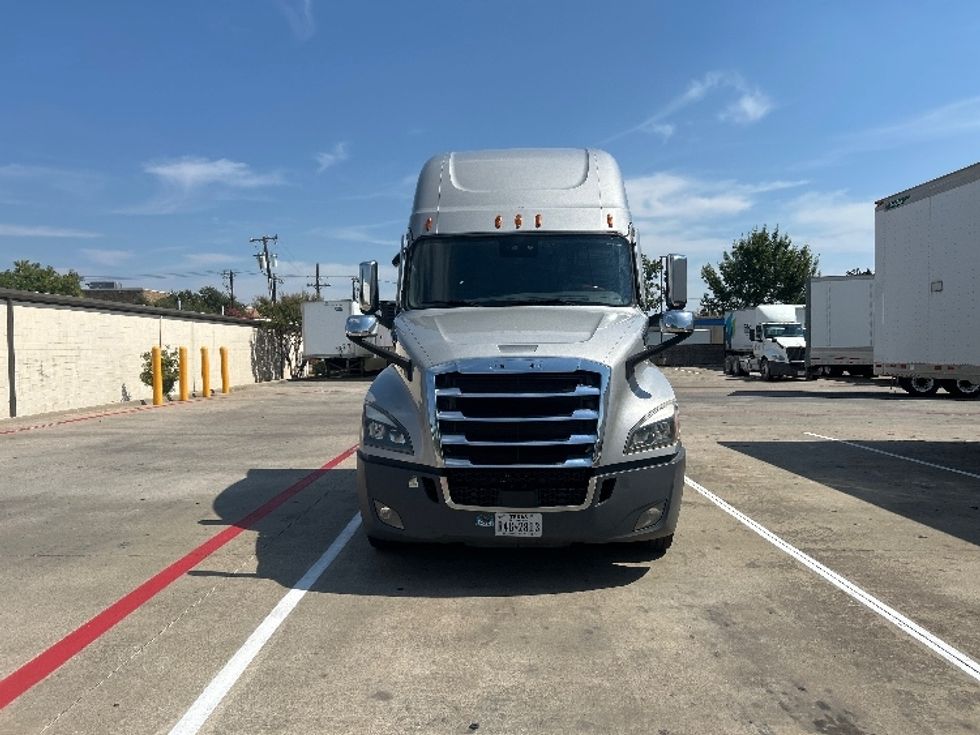 Sleeper Tractor-Heavy Duty Tractors-Freightliner-2020-T12664ST-Carrollton-TX-483,338\n\t\tmiles-$ 70,000 - Image 2