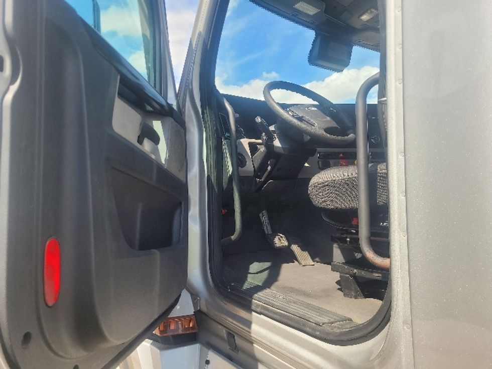 Sleeper Tractor-Heavy Duty Tractors-Freightliner-2020-T12664ST-Carrollton-TX-483,338\n\t\tmiles-$ 70,000 - Image 9