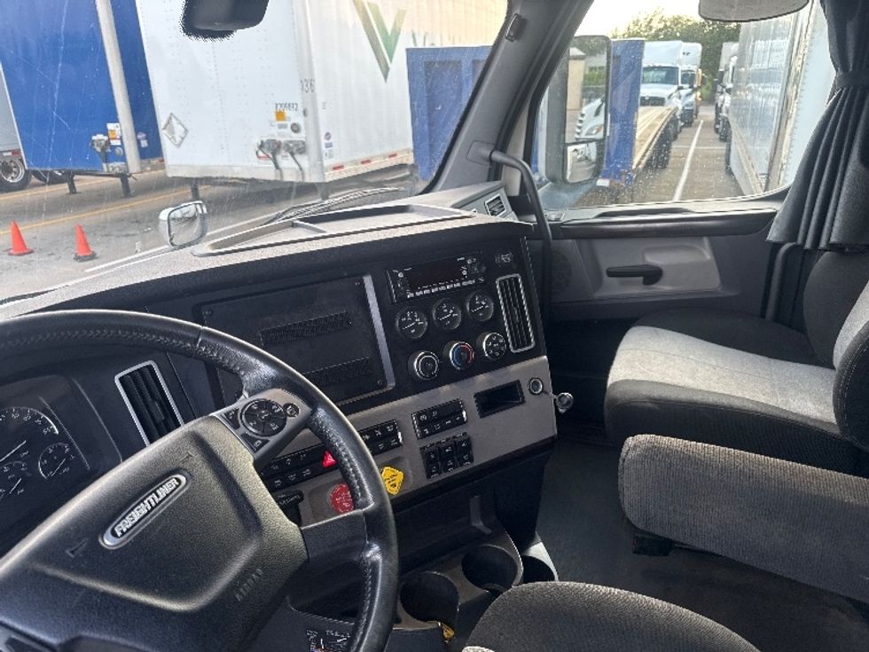Sleeper Tractor-Heavy Duty Tractors-Freightliner-2020-T12664ST-Carrollton-TX-511,532\n\t\tmiles-$ 68,500 - Image 10