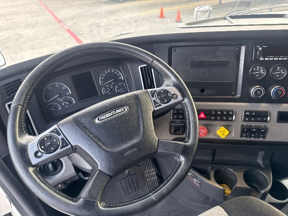 Sleeper Tractor-Heavy Duty Tractors-Freightliner-2020-T12664ST-Carrollton-TX-511,532\n\t\tmiles-$ 68,500 - Image 11