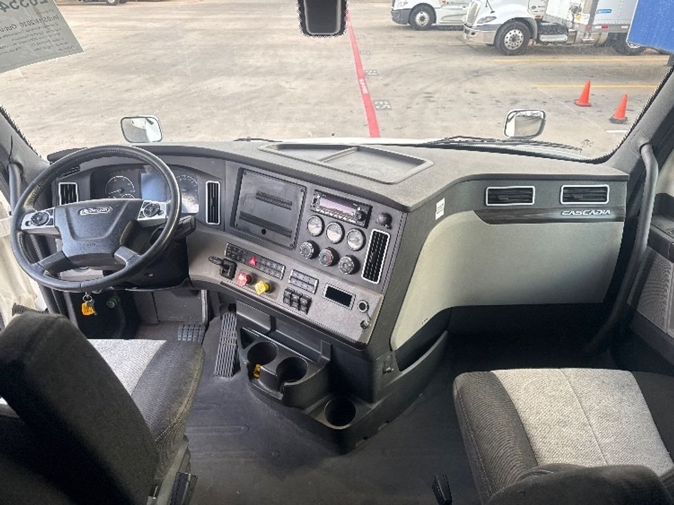 Sleeper Tractor-Heavy Duty Tractors-Freightliner-2020-T12664ST-Carrollton-TX-511,532\n\t\tmiles-$ 68,500 - Image 12