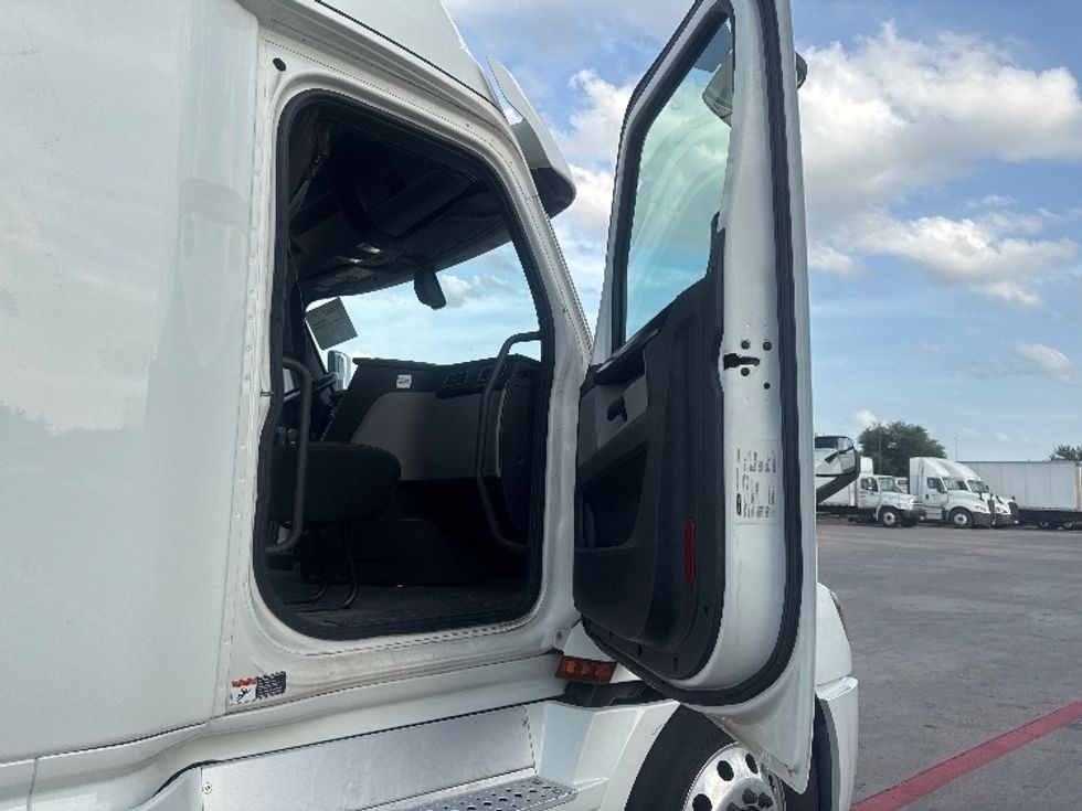 Sleeper Tractor-Heavy Duty Tractors-Freightliner-2020-T12664ST-Carrollton-TX-511,532\n\t\tmiles-$ 68,500 - Image 13
