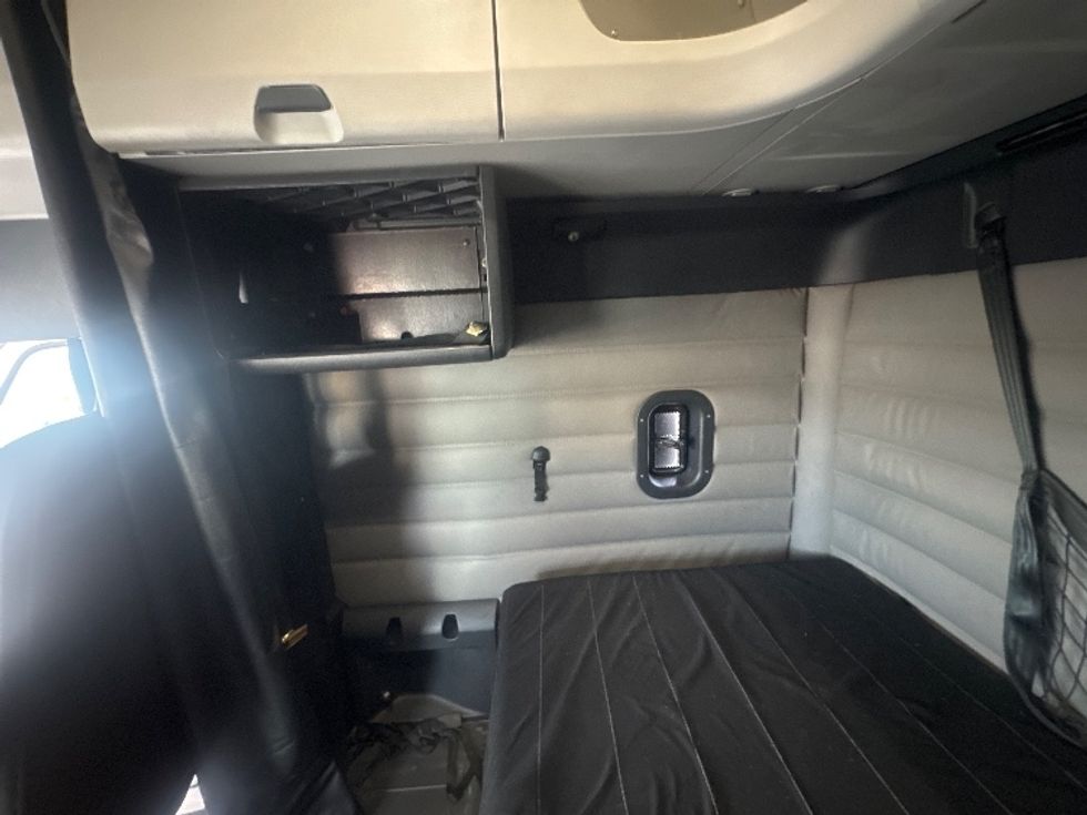 Sleeper Tractor-Heavy Duty Tractors-Freightliner-2020-T12664ST-Carrollton-TX-511,532\n\t\tmiles-$ 68,500 - Image 19