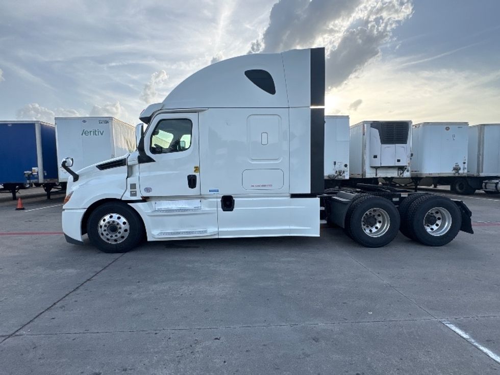 Sleeper Tractor-Heavy Duty Tractors-Freightliner-2020-T12664ST-Carrollton-TX-511,532\n\t\tmiles-$ 68,500 - Image 4