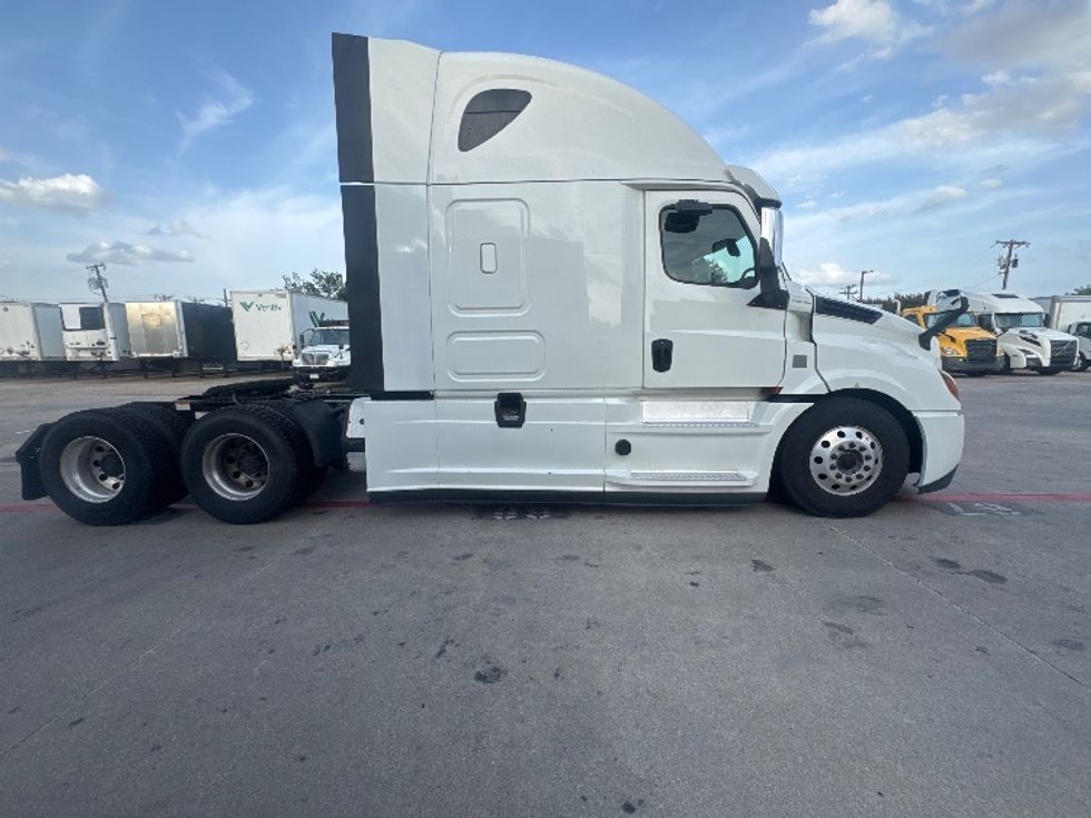 Sleeper Tractor-Heavy Duty Tractors-Freightliner-2020-T12664ST-Carrollton-TX-511,532\n\t\tmiles-$ 68,500 - Image 8