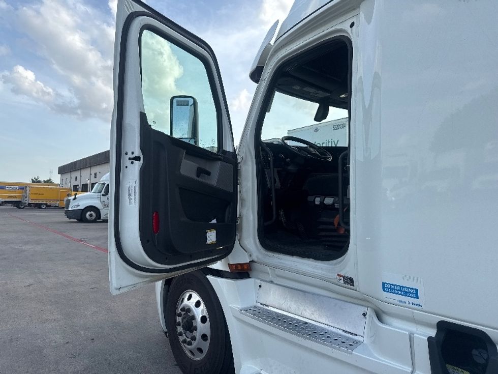 Sleeper Tractor-Heavy Duty Tractors-Freightliner-2020-T12664ST-Carrollton-TX-511,532\n\t\tmiles-$ 68,500 - Image 9
